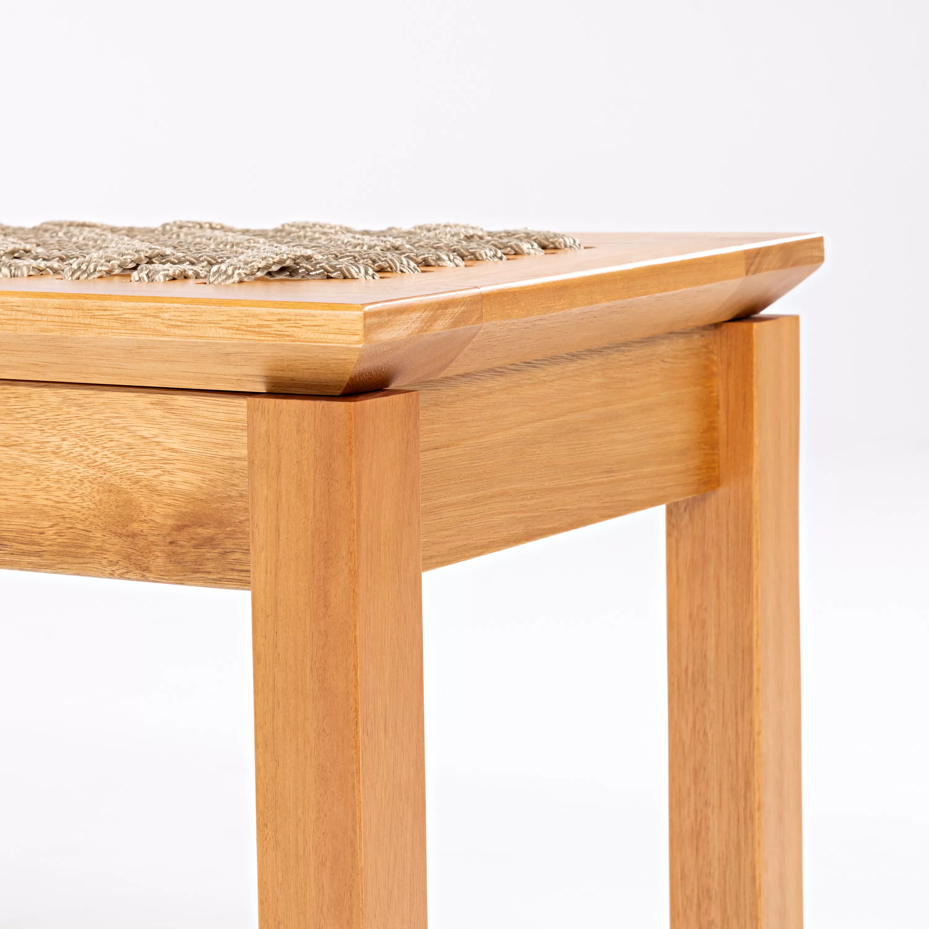 Banco em Madeira Corda Areia e Cores | Linha Traço - Alt. 0,43 cm X Larg. 1,80 cm X Prof. 0,37 cm - Espaço Casa e Jardim